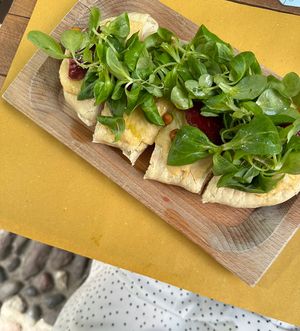 Pan Vegan (Hummus, Rande, Salat, geröstete Kichererbsen)  at Bistrot Don Carlo Delicatessen in Bosa