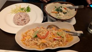 Papaya salad (no fish sauce) and green curry at Krua Siam in Akureyri
