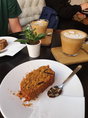 Pumpkin Cake, Banana Bread, Cappuccino mit Hafermilch at Arvo Specialty Coffee (Guggenheim) in Bilbao