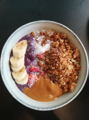 Bowl de açai con crema de cacahuete at Arvo Specialty Coffee (Guggenheim) in Bilbao