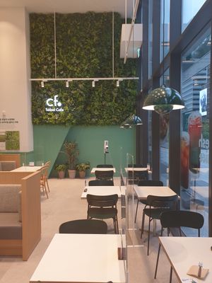 plenty of seats at Crispy Fresh in Seoul