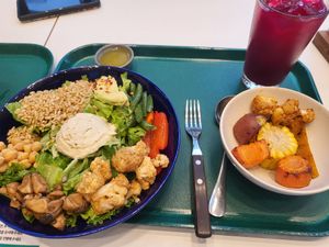 Tofu hummus bowl, side veg, beet juice at Crispy Fresh in Seoul