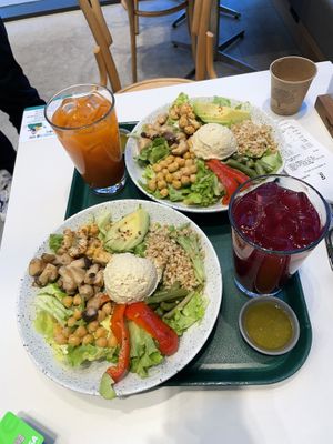 Tofu bowls, carrot juice and beetroot juice  at Crispy Fresh in Seoul
