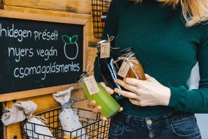 cold pressed, raw vegan, zero waste at Lényeg in Budapest