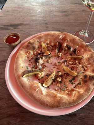 
Pizza Fichi vegan small 14,50  at Post in Dordrecht