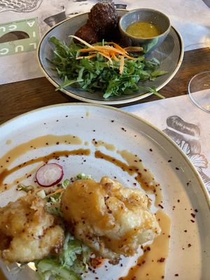 Blumenkohl in Tempura und Auberginenbällchen   at Luck In A Cup in Essen