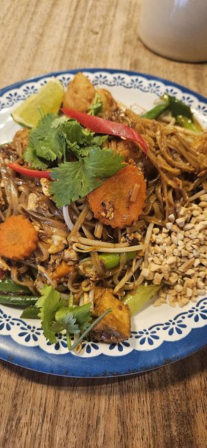 Nefasto! Entro y pregunto si tienen opciones veganas. Me dicen que sí. Me preguntan si tengo alergias y digo no, solo soy vegano. Me sirven la comida y a la segunda o tercera cuch at Rosa's Thai Cafe - Soho in London