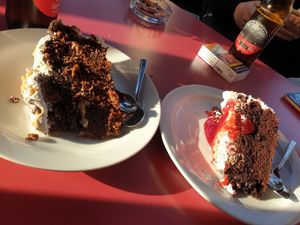 Brutal cheese cake i carrot cake at Vida Cafe in Barcelona