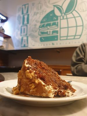 Carrot cake, porcions generoses 😋 at Vida Cafe in Barcelona