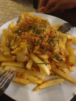 Loaded papas per xupar-se els dits at Vida Cafe in Barcelona