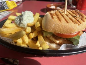 Hamburguesa de “pollo” muy rica 🤤  la mayonesa casera tmb genial  at Vida Cafe in Barcelona