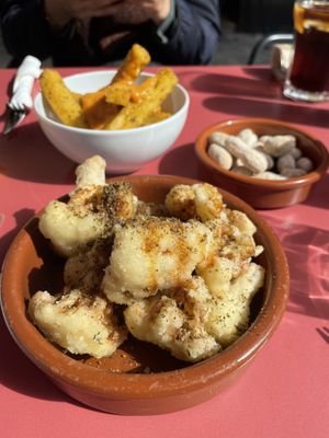 “Alitas” de coliflor con salsa de soja y jengibre muy buenas! Al fondo, polenta frita  at Vida Cafe in Barcelona