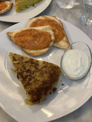 Tortilla de patatas y pan con tomate  at Vida Cafe in Barcelona