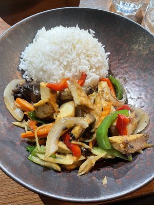 Ginger wok with tofu  at Mr Bowl in Bandhagen