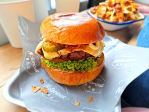 Hamburguesa Notorious V.G.N. con beyond, lechuga, tomate, salsa de la casa, queso, salsa bbq, cebolla crujiente, pepinillos. Es de esas hamburguesas que no quieres dejar de comer,  at Notorious BRG in Canterbury