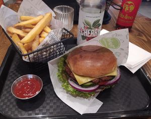 Smash Burger Menü at Veganland in Muehldorf