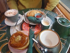 We ordered the caramel apple crumble doughnut and the vegetable Cornish pasty, with a hot chocolate and pot of tea 😊 at Nonna's Deliciously Different in Swansea