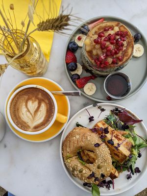bagel with tofu and blueberry pancakes at Sunny Side Up - Nordend in Frankfurt