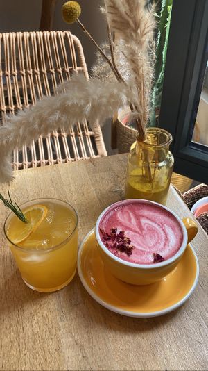 beetroot latte & passion fruit iced tea. All very good  at Sunny Side Up - Nordend in Frankfurt