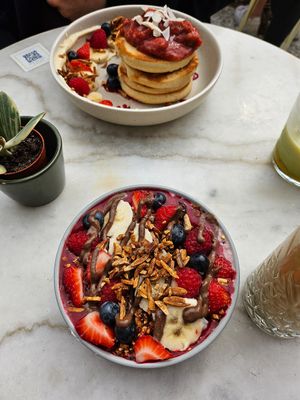 Raspberry Porrige & Vanilla Berry Pancakes at Sunny Side Up - Nordend in Frankfurt