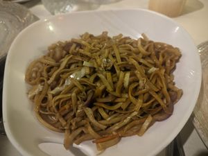 Vegetable chow mein at Kiwi in Santorini