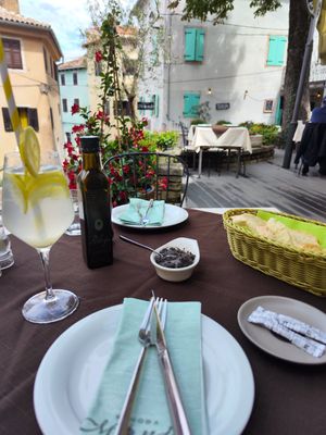 Bread with vegan spread at Konoba Mondo in Motovun
