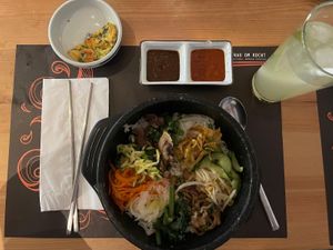 Dolsot Bibimbap mit mittelscharfer Soße und Juma-Eistee at Frau Om Kocht in Wurzburg