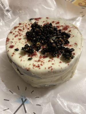 El más rico alfajor de choco blanco. Dulce de grosellas rojas, tahine, praliné de sesamo negro.  (Sin tacc)  at Fifi Almacén in Buenos Aires