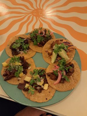 Son demasiado pequeños at Groovy's Taqueria Vegana in Mexico City