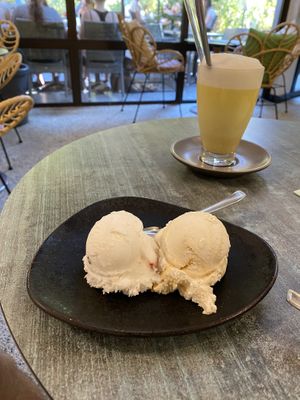 Strawberry Yogurette and peanut cocos flower caramel   at Verde in Karlsruhe