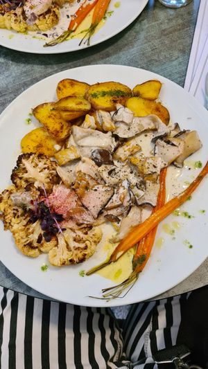 TempehPilzPfanne mit Bratkartoffeln und Blumenkohl"steaks" 🤤 at Verde in Karlsruhe