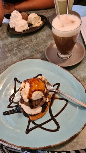 SnickersEis"becher", Moccachino und 3 Kugeln Eis mit v. Sahne at Verde in Karlsruhe