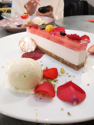 Panna Cotta mit Pistazieneis beim Valentinstagsmenü at Verde in Karlsruhe