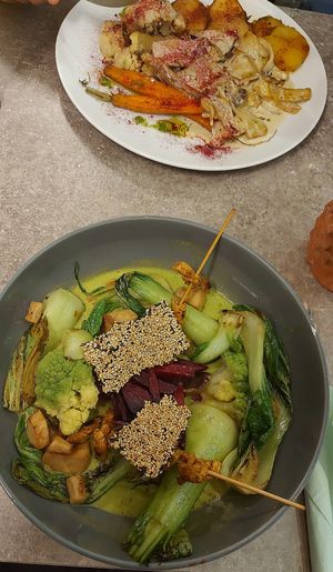 Dish with tempeh and potatoes and the "Bali bowl" at Verde in Karlsruhe