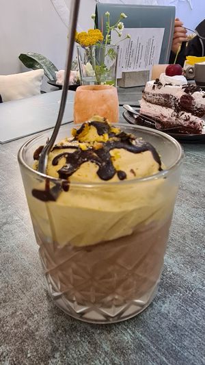 Pistatie auf Nougat 😋 und Schwarzwälder im Hintergrund at Verde in Karlsruhe