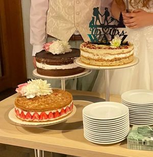 Die Blumen haben wir privat angebracht. Die Sorten waren Pistazien, vanille/Erdbeere und Kinder Pinguin at Verde in Karlsruhe