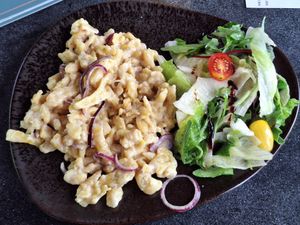 Hausgemachte Dinkelspätzle in Mandelkäsesauce und Salat at Verde in Karlsruhe