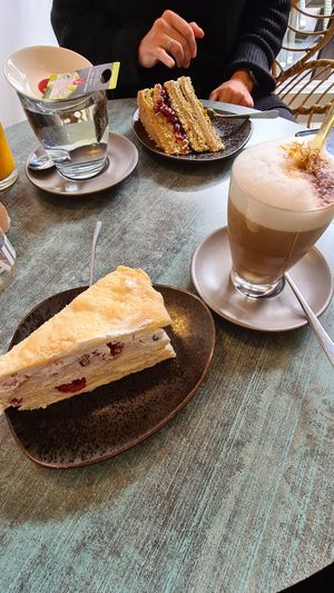 Patisserie und Pistatiencremetorte at Verde in Karlsruhe