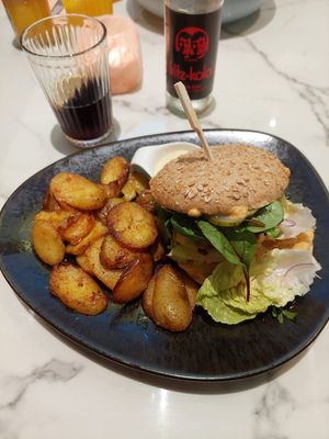 Da Vinci Burger with potatoes at Verde in Karlsruhe