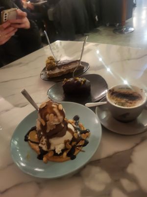 Snickersicebowl and.... at Verde in Karlsruhe