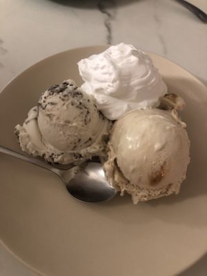 Bounty and peanut caramel ice cream with cream   at Verde in Karlsruhe