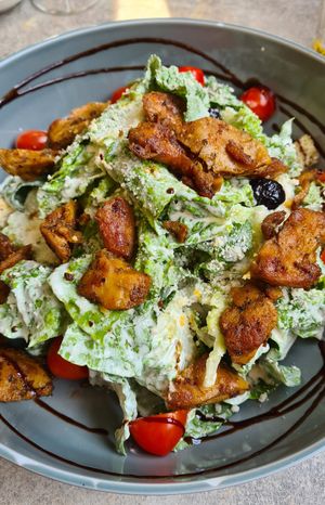 Cesar Bowl mit ErbsenproteinStreifen und "Parmesan" at Verde in Karlsruhe