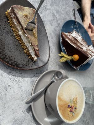 Dubai Crunch, Milchschnitten-Torte und Cappuccino ☕️  at Verde in Karlsruhe