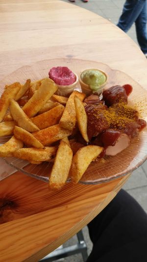 Vegan Curry Wurst with chips and home-made dips at Veggie Curry Piraten in Berlin