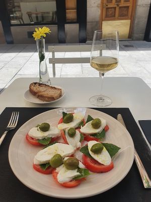 Mozarella salad at Teapots in Madrid