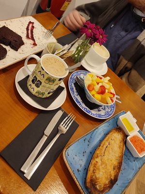 Schokokuchen, Chai, Obstsalat, Tostada classica, Cappuccinocino at Teapots in Madrid