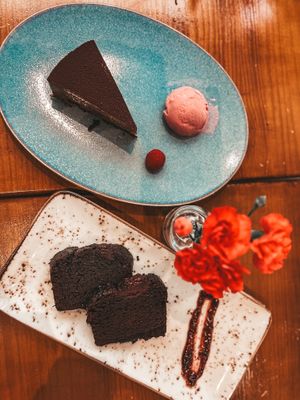 2 types of chocolate cake to enjoy!!🤎😋  at Teapots in Madrid