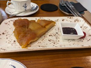 Vegan apple-pear tatin at Teapots in Madrid