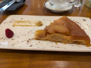 Tatin (puff pastry with caramelized pears and apples) at Teapots in Madrid