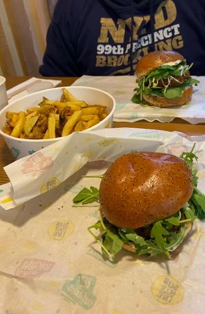 das waren der italian vegan Burger und der superfood vegan Burger mit einer Portion hausgemachter (!) Pommes ☺️ sehr zu empfehlen!  at Submarine in Rijeka